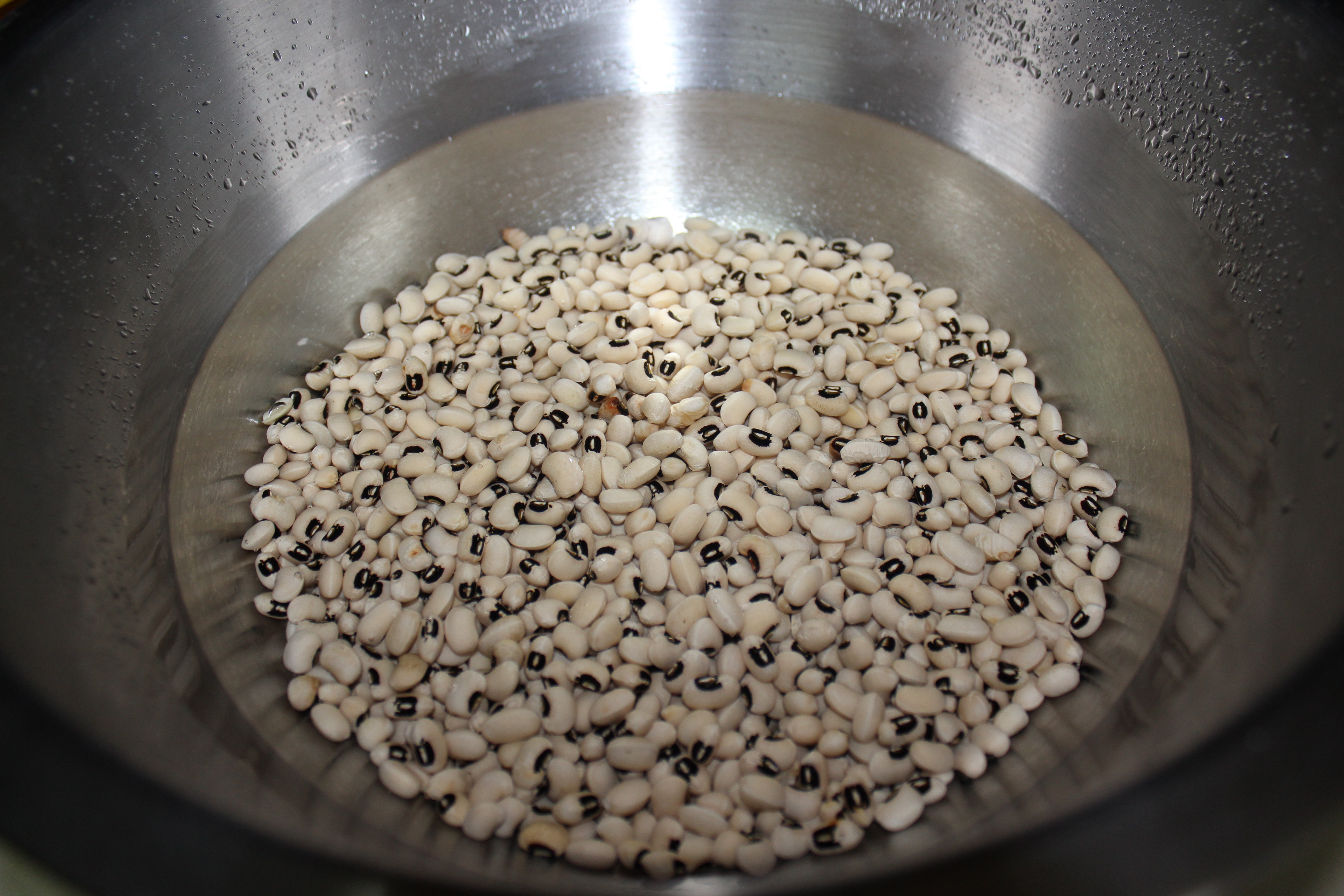 black eyed peas soaking in water